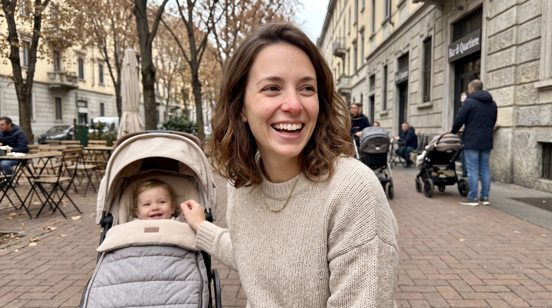 Mamma con bambino su passeggino con coprigambe